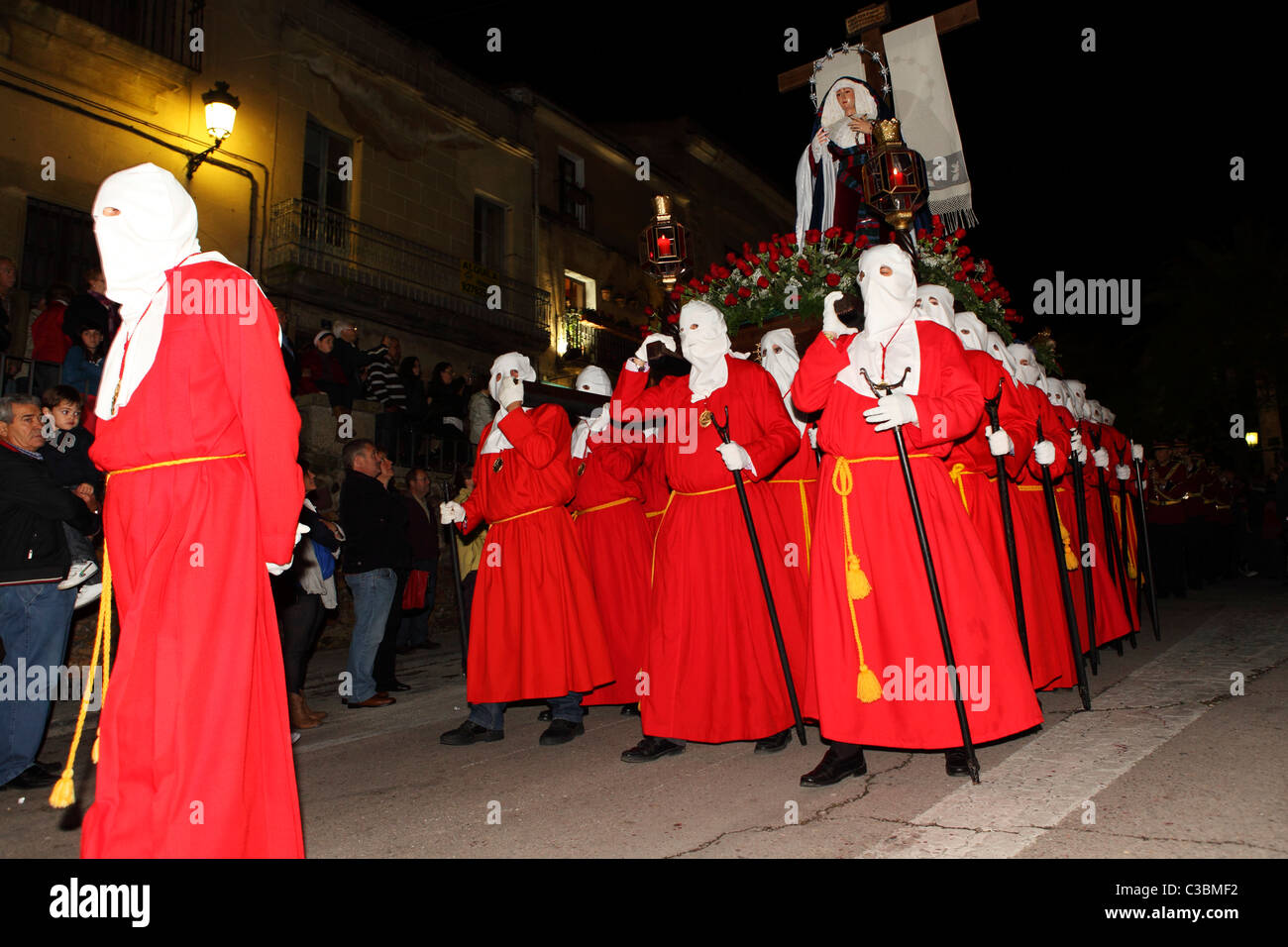 Les Pénitents à capuchon (Nararenos) faire une idole de la Vierge de Guadalupe au cours d'une semaine de Pâques (Semana Santa) procession en Espagne. Banque D'Images