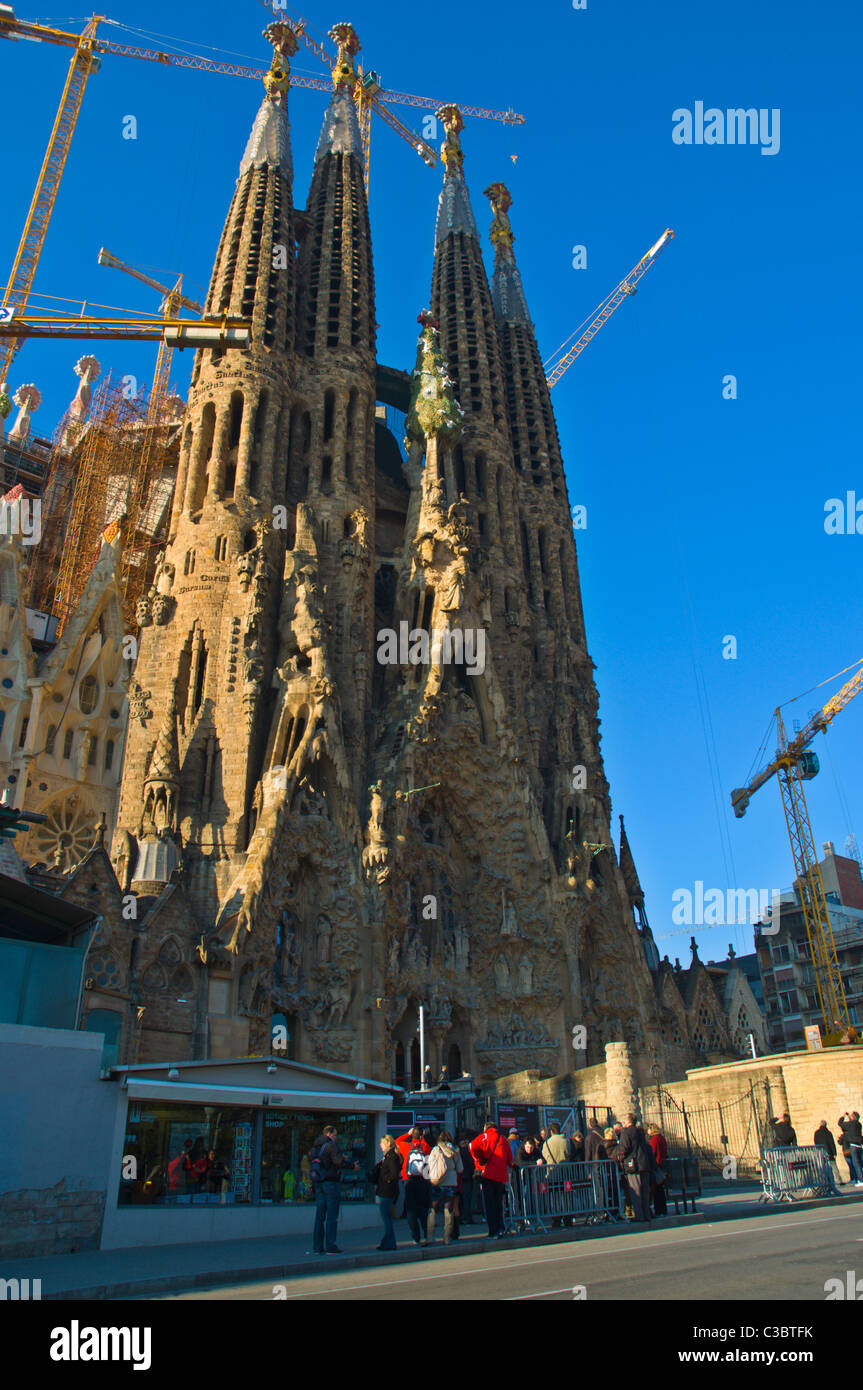 Les gens faisant la queue pour Expiatiori Temple de la Sagrada Familia Eixample de Barcelone Espagne Europe Banque D'Images