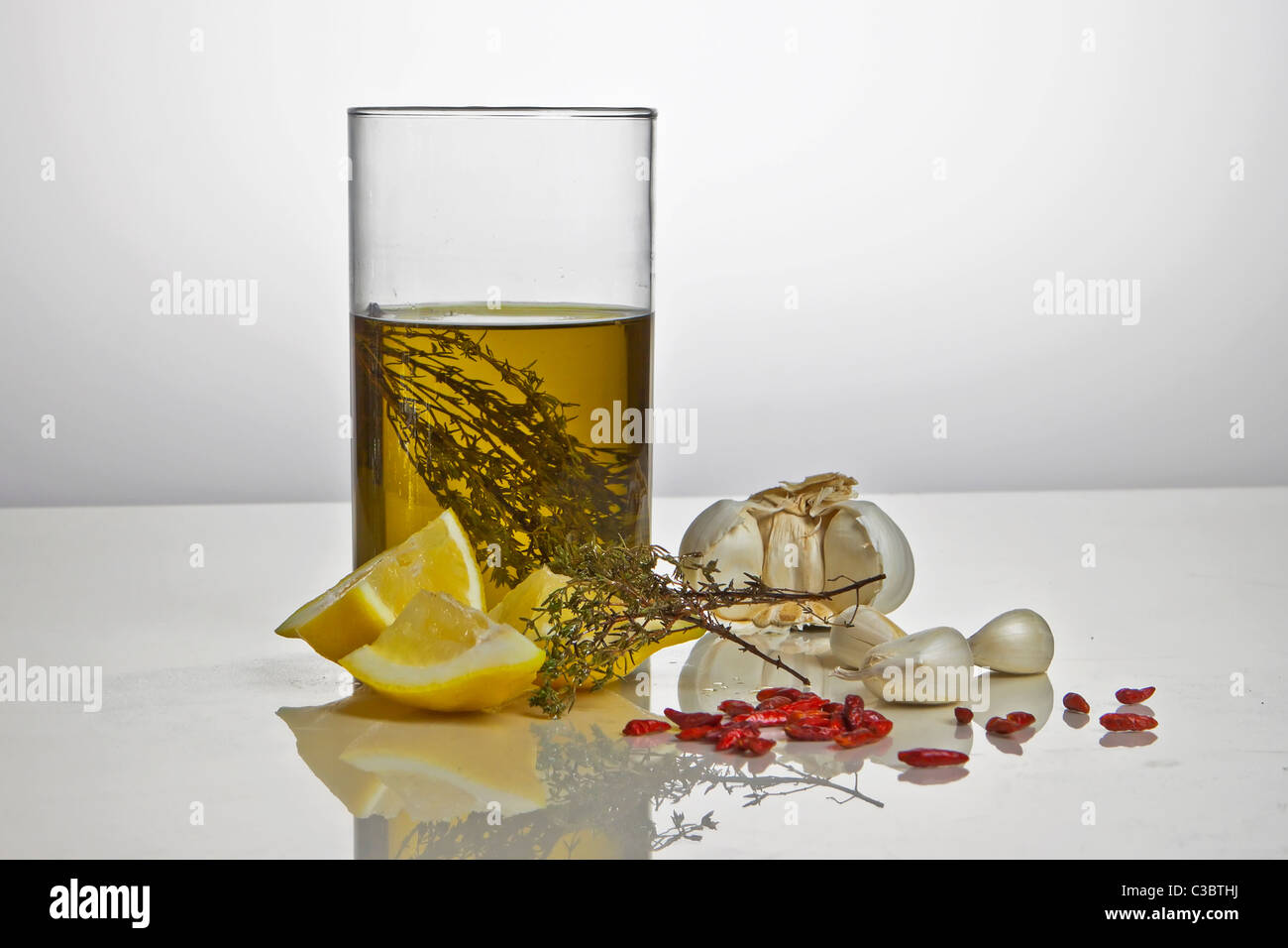 Oliveoil aromatisé avec le romarin et le citron Banque D'Images