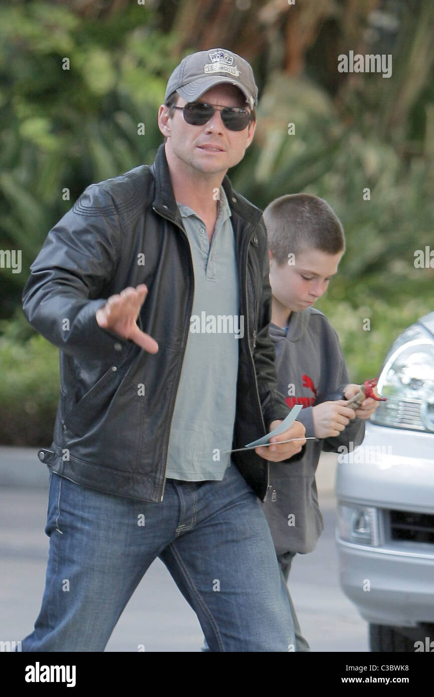 Christian Slater et fils Jaden arriver au premier match de la NBA, Championnat National entre l'A.L. Lakers Banque D'Images