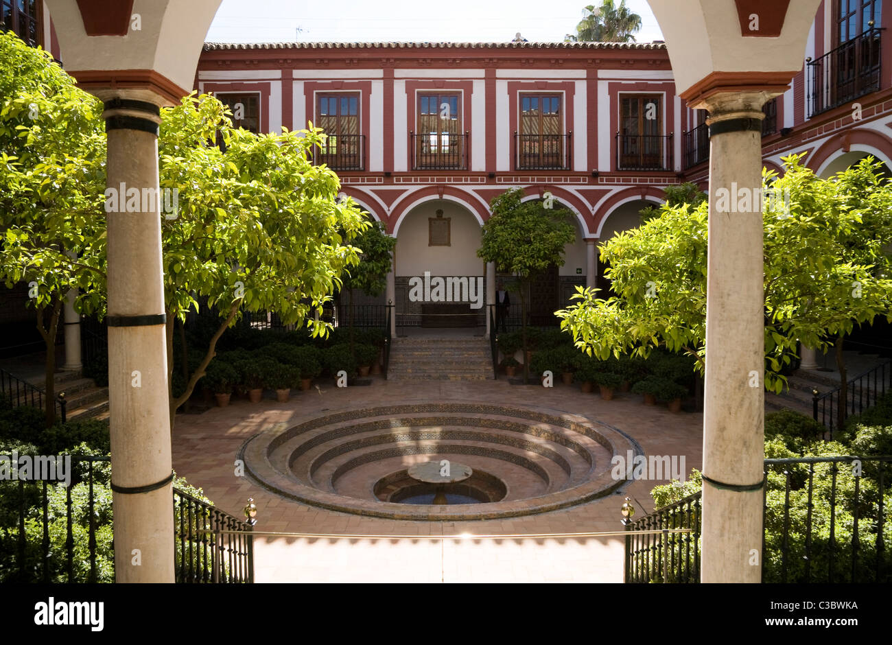 Belle cour avec jardin, terrasse et fontaine de l'hôpital de Venerables Sacerdotes, de la Plaza de los Venerables. Espagne Séville. Banque D'Images