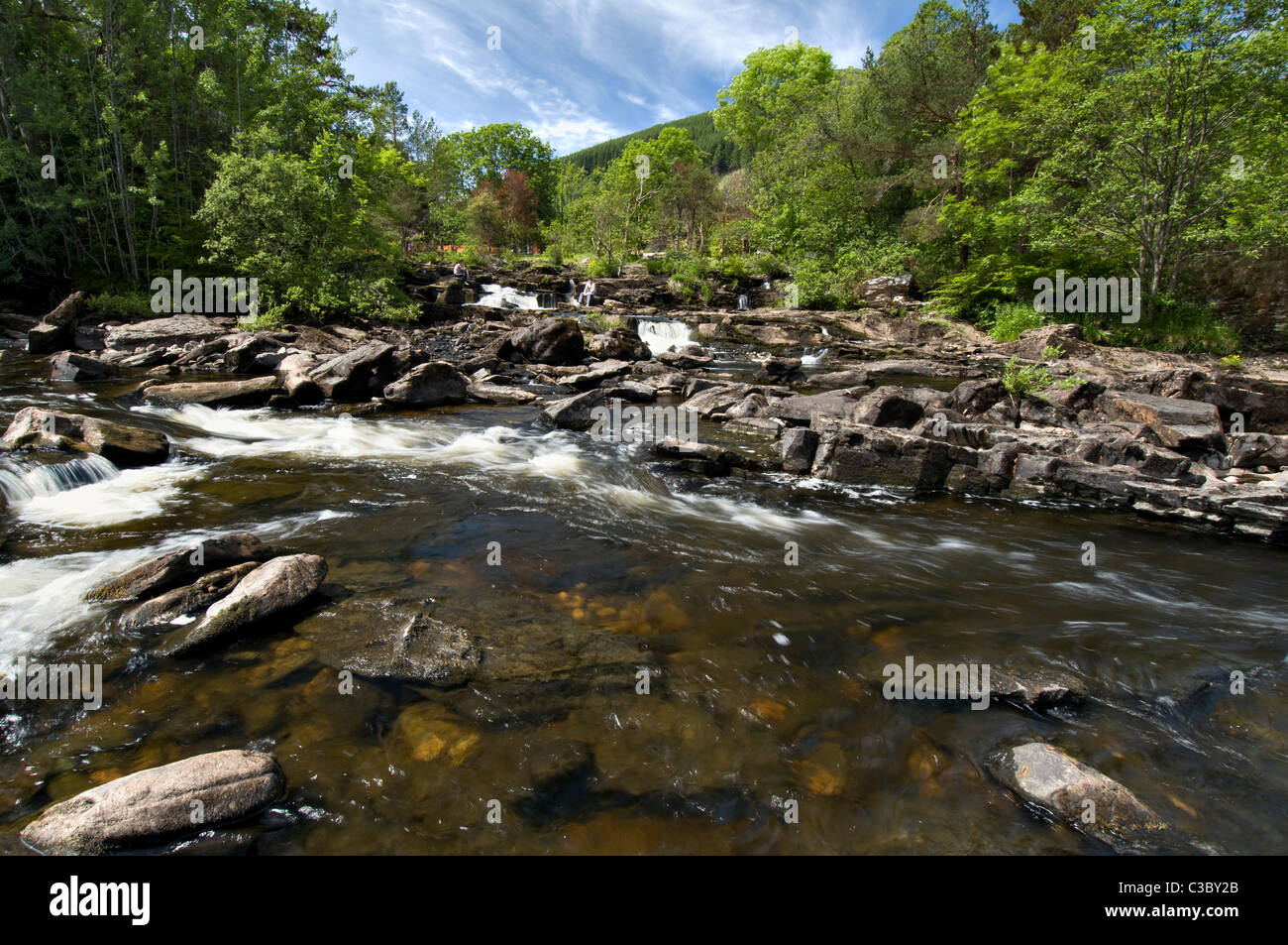 Chutes de Dochart et rivière Dochart à Killin, Trossachs, Perthshire, Écosse, Royaume-Uni le beau jour d'été Banque D'Images