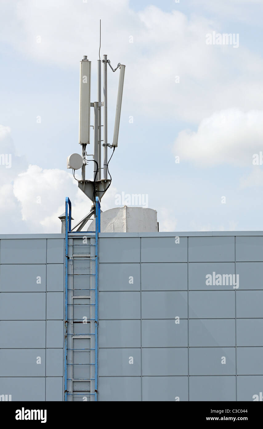 L'antenne de communication cellulaire est sur un toit Banque D'Images