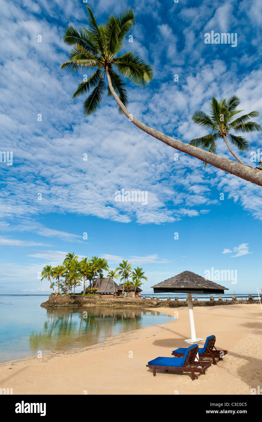 Plage, palmiers et Wicked Walu Restaurant de l'hôtel Warwick Fiji Resort & Spa, la Côte de Corail, l'île de Viti Levu, Fidji. Banque D'Images