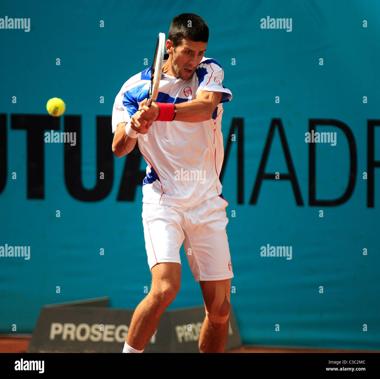 05.05.2011 - Novak Djokovic (SRB) en action contre Guillermo García-López (ESP), 3e tour de l'Open de Madrid, Mutua Madrilena Banque D'Images
