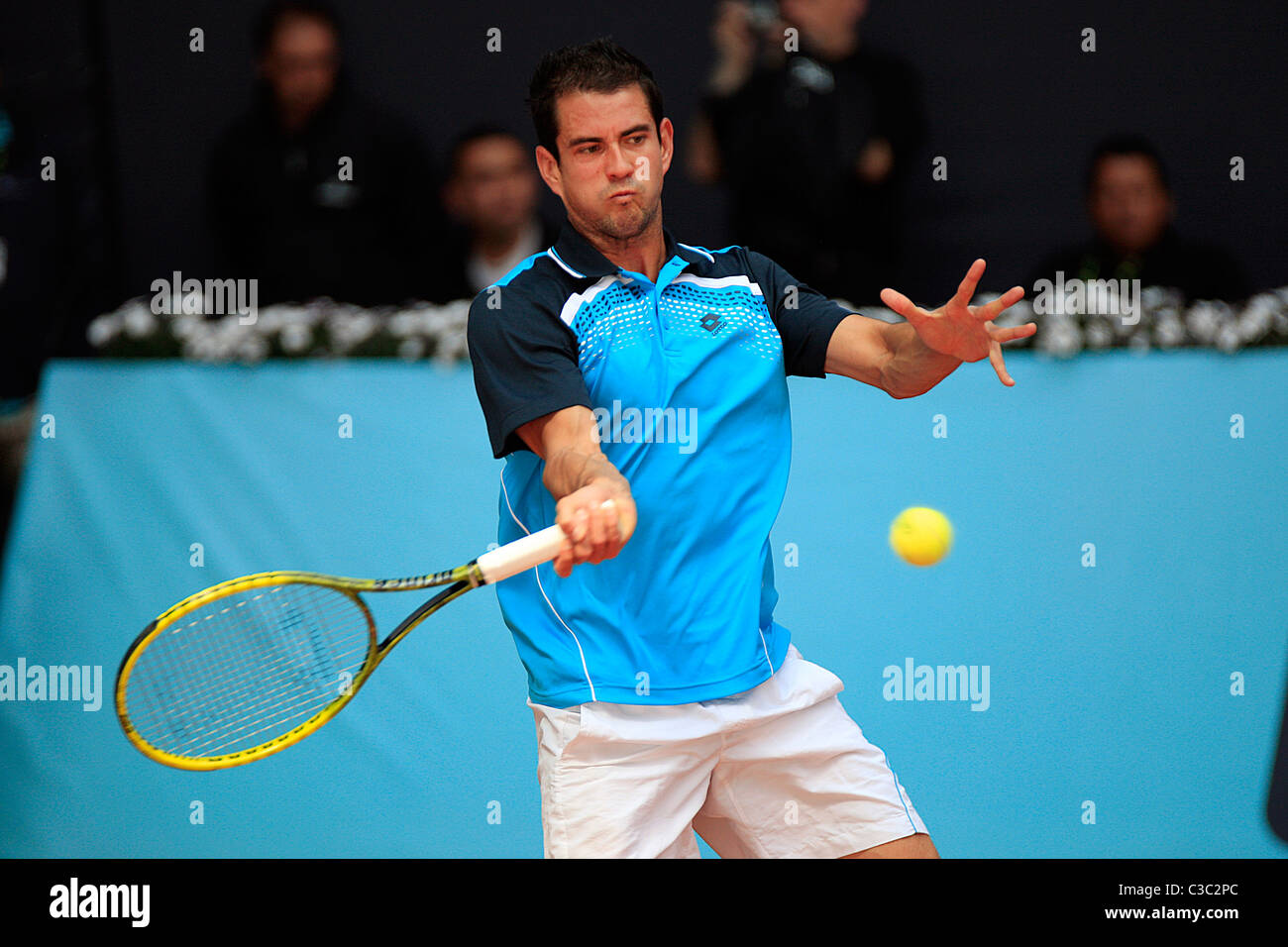 Guillermo García-López (ESP) en action contre Novak Djokovic (SRB), 3e manche de la Mutua Madrile Banque D'Images Guillermo García-López (ESP) en action contre Novak Djokovic (SRB), 3e manche de la Mutua Madrile Banque D'Images