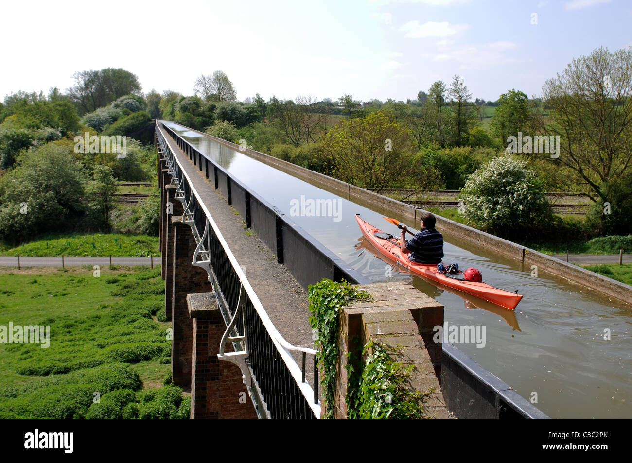 Canoéiste sur Aqueduc Edstone sur le Canal de Stratford, Warwickshire, England, UK Banque D'Images