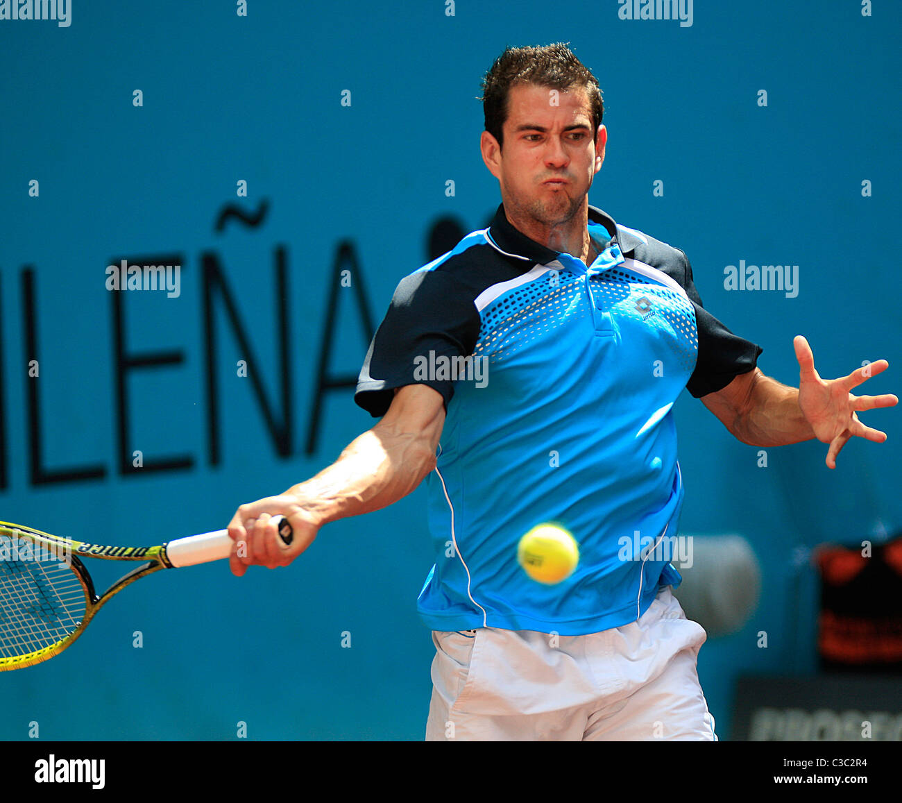 Guillermo García-López (ESP) en action contre Novak Djokovic (SRB), 3e manche de la Mutua Madrile Banque D'Images