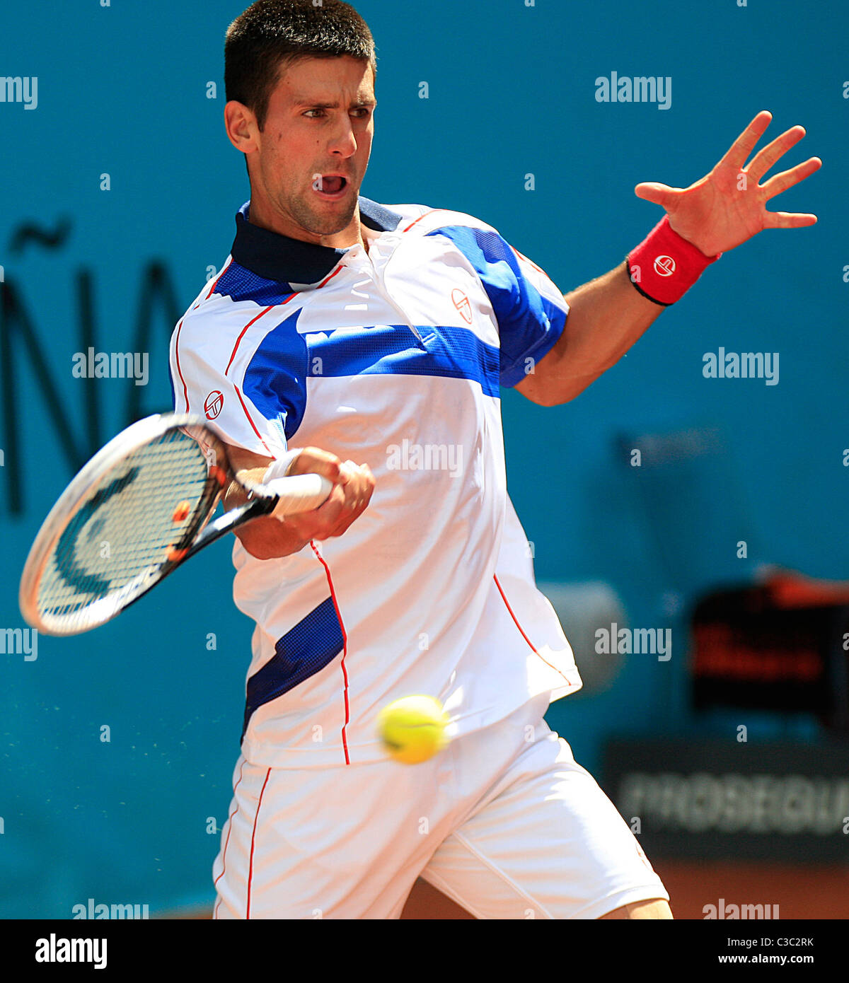 05.05.2011 - Novak Djokovic (SRB) en action contre Guillermo García-López (ESP), 3e tour de l'Open de Madrid, Mutua Madrilena Banque D'Images 05.05.2011 - Novak Djokovic (SRB) en action contre Guillermo García-López (ESP), 3e tour de l'Open de Madrid, Mutua Madrilena Banque D'Images