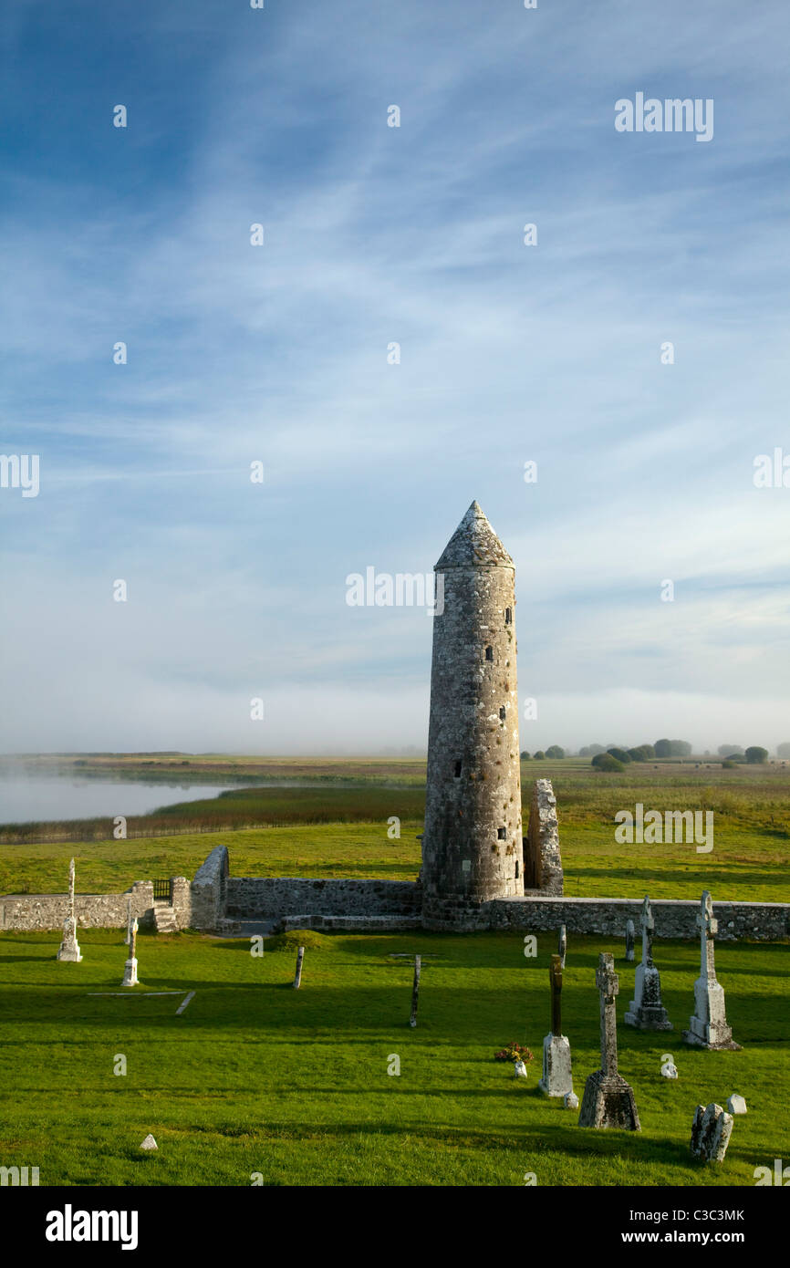 Morning Mist sur Temple Finghin et la rivière Shannon, le monastère de Clonmacnoise, comté d'Offaly en Irlande. Banque D'Images