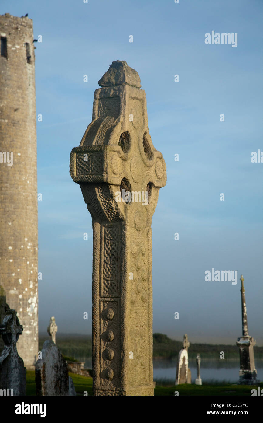 O'Rourke's Tour Ronde et la Croix du Sud, le monastère de Clonmacnoise, comté d'Offaly en Irlande. Banque D'Images