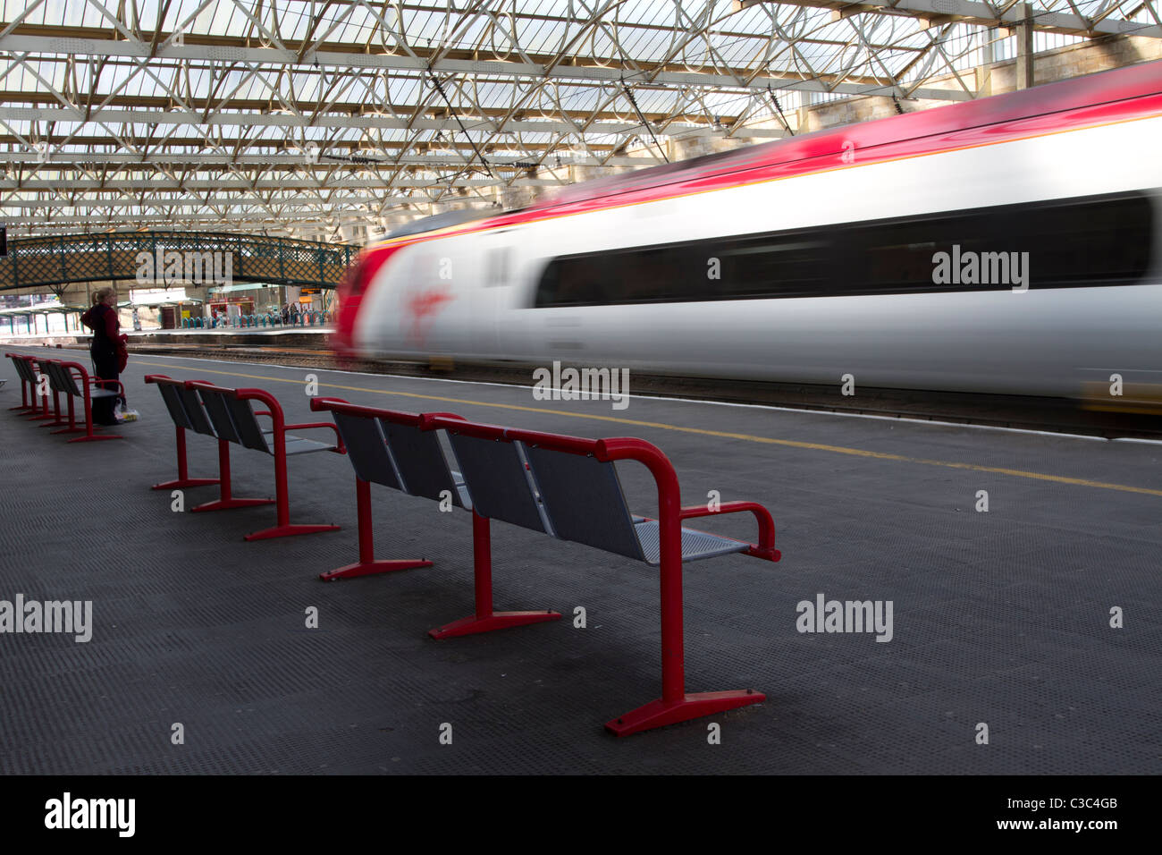 Voyager Pendolino Virgin de la gare de Carlisle, Cumbria - Chemins de Grande-Bretagne, Royaume-Uni Banque D'Images