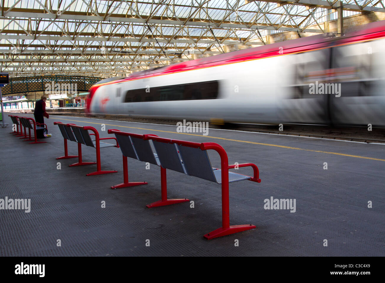 Pendolino Virgin Voyager à la gare de Carlisle, Cumbria - Chemins de Grande-Bretagne, Royaume-Uni Banque D'Images