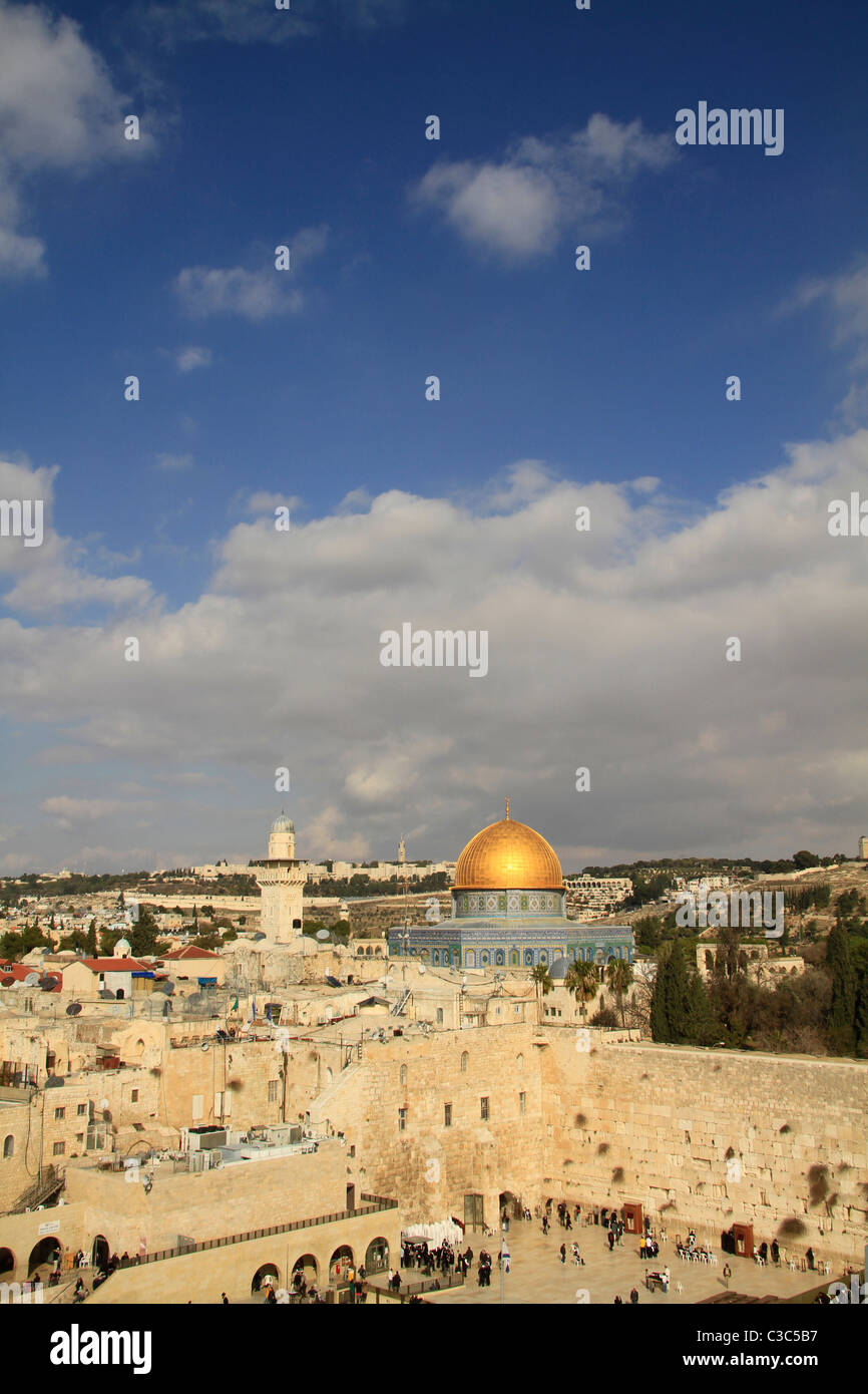Israël, Jérusalem Vieille Ville, une vue sur le mur des lamentations et le dôme du Rocher Banque D'Images