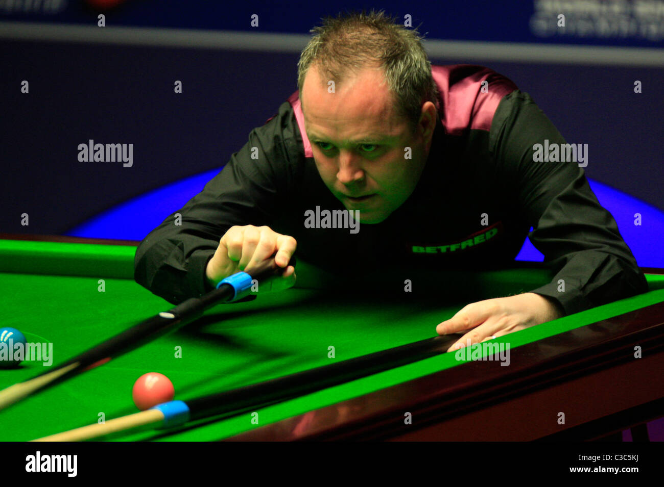 John Higgins en action contre Judd Trump à la deuxième session de la finale du Championnat du Monde au creuset, Sheffield. Banque D'Images