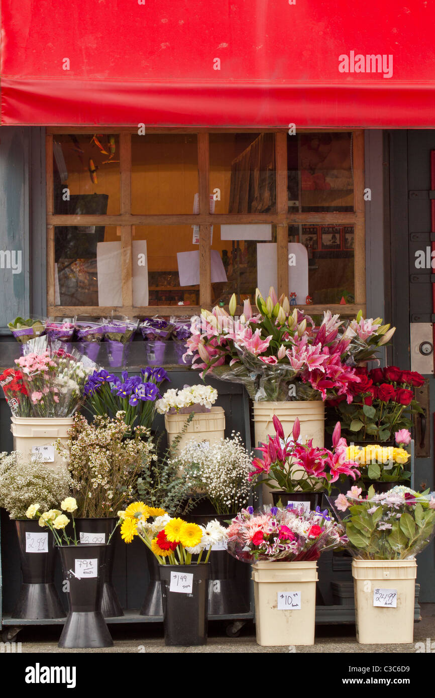 Vente de bouquets de fleurs à l'extérieur du petit magasin général-Victoria, Colombie-Britannique, Canada. Banque D'Images