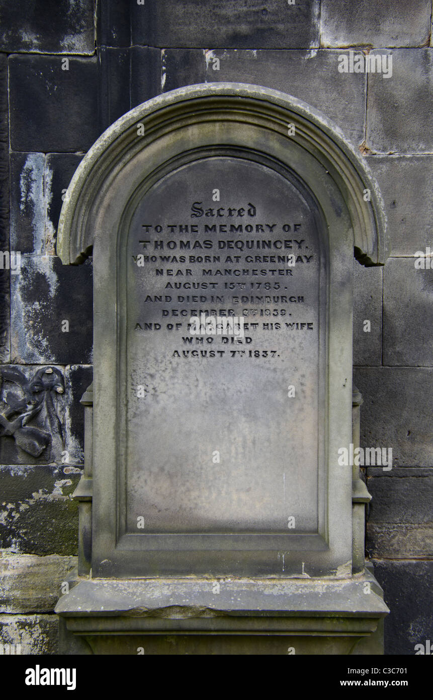 La pierre tombale sur la tombe de Thomas De Quincey (1785-1859) à St Cuthbert's Churchyard, Édimbourg, Écosse, Royaume-Uni. Banque D'Images