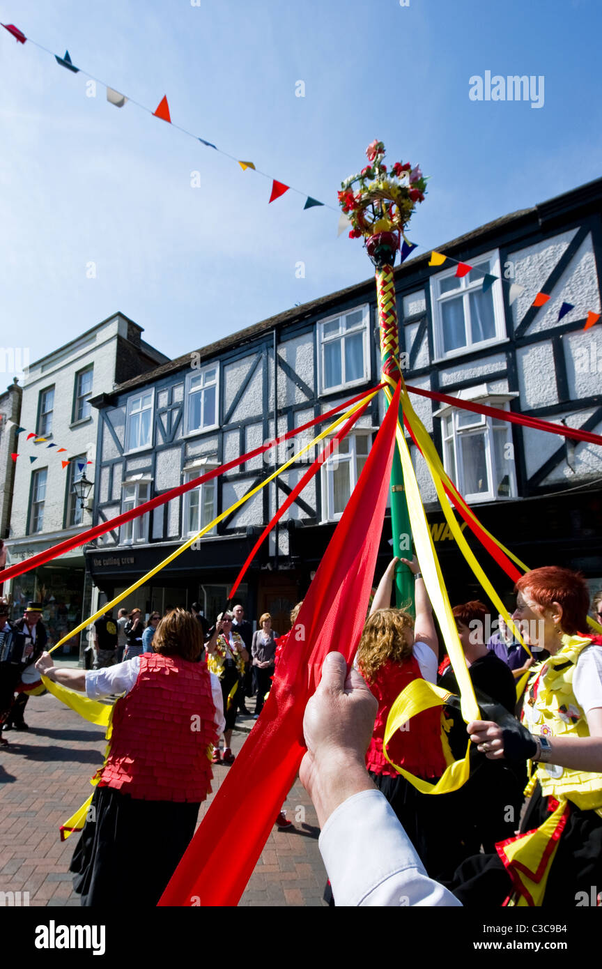 Scratchins Korkers Kent et de porc Morris côtés effectuant un maypole Dance Festival aux socs Banque D'Images