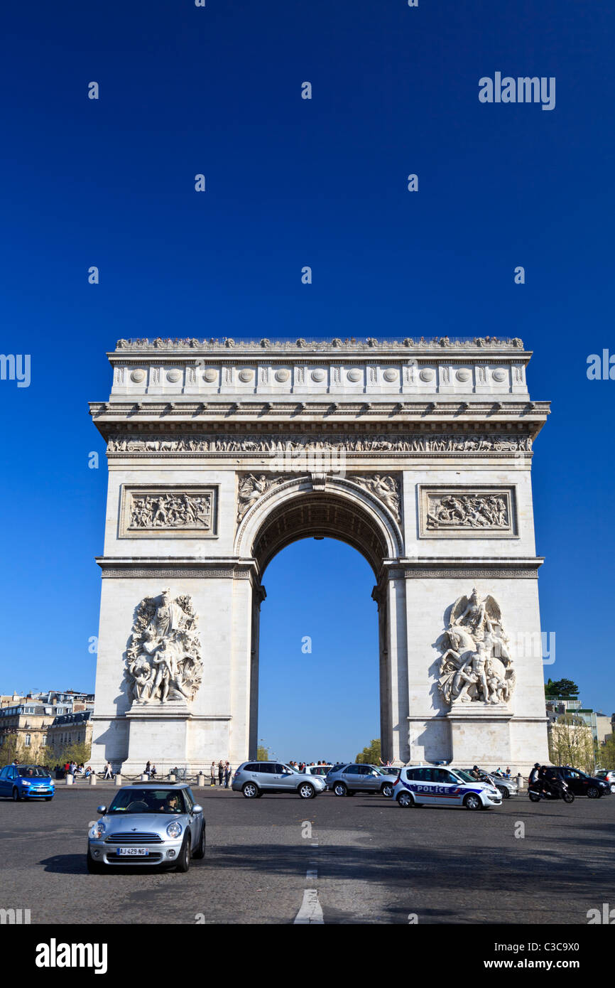 L'Arc de Triomphe du milieu de l'avenue animée, Paris Banque D'Images
