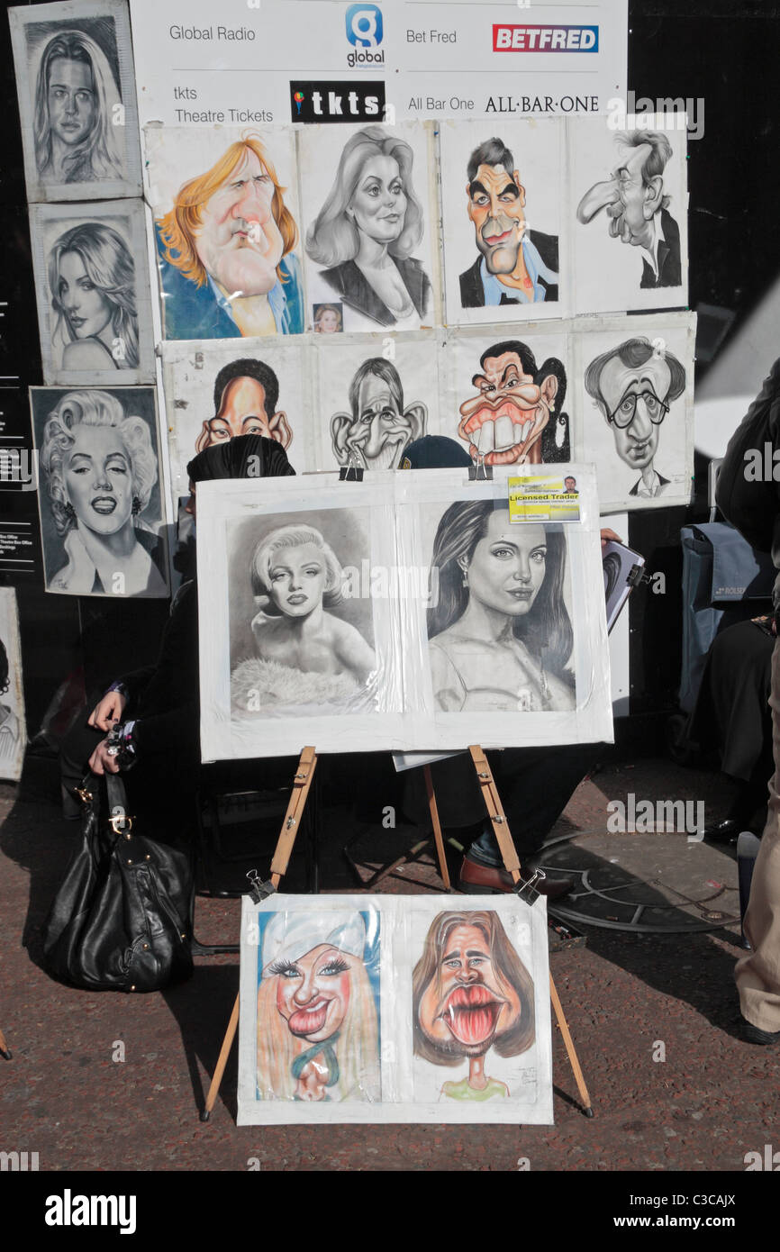 Sélection de sketches sur l'étal d'un artiste de rue sur Leicester Square, Londres, Royaume-Uni. Banque D'Images