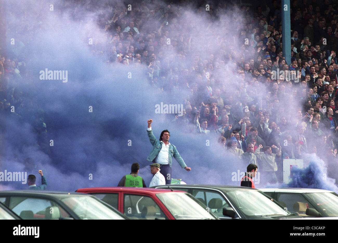 Le Club de Football de Chelsea fans dans le Shed fin à Stamford Bridge 13/3/94 Banque D'Images