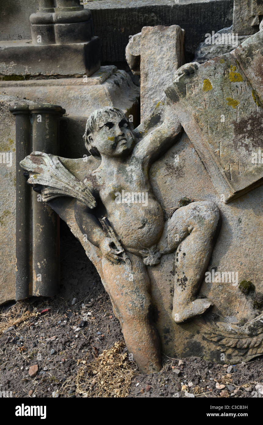 Partie d'une pierre tombale endommagé à St Michael's Kirk, Musselburgh près d'Édimbourg, Écosse, Royaume-Uni Banque D'Images