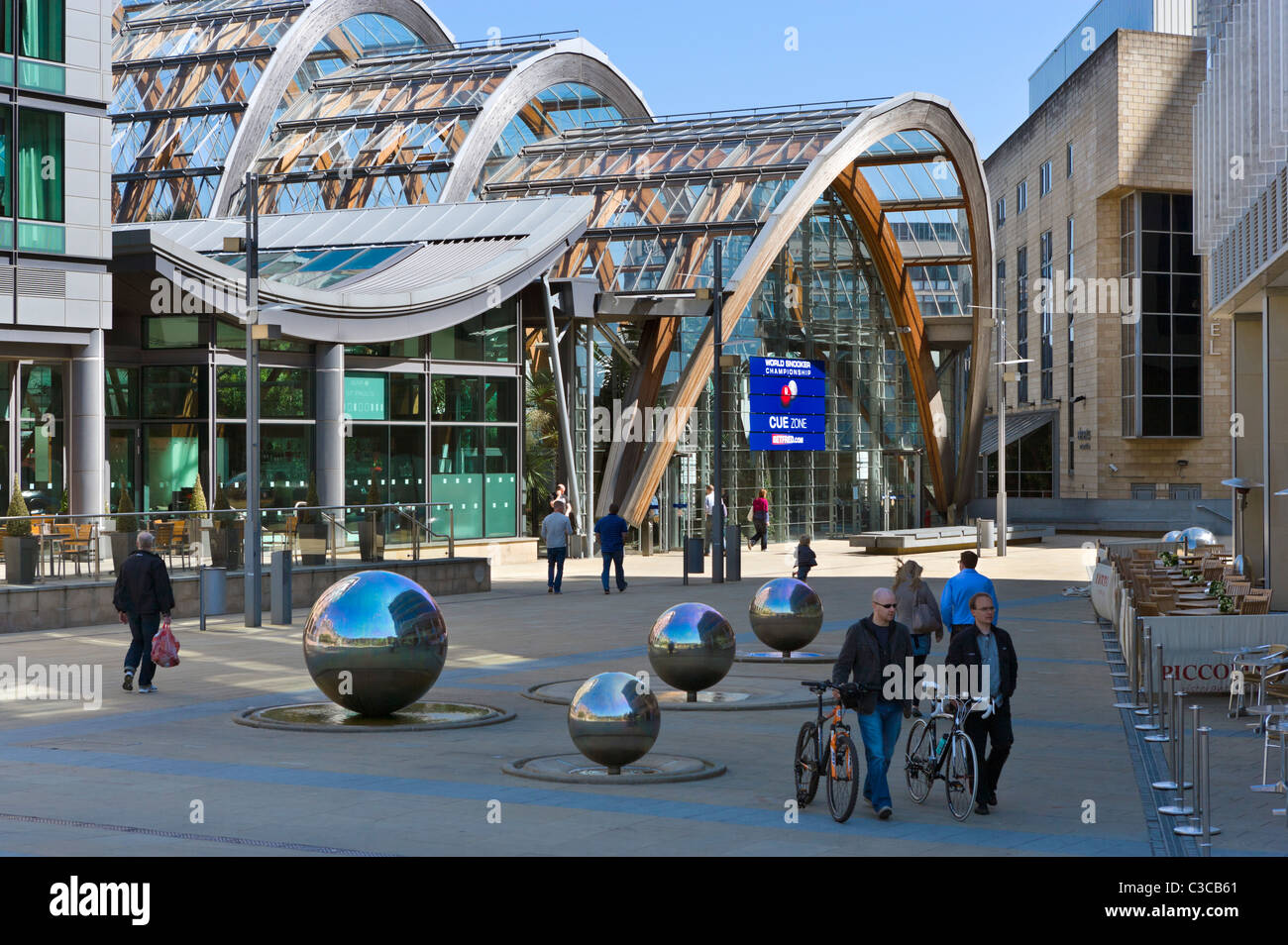 Les Jardins d'hiver au cours de la World Snooker Championship 2011, Millennium Square, le centre-ville de Sheffield, South Yorkshire, UK Banque D'Images