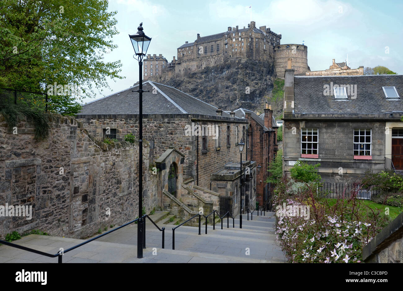 Le Château d'édimbourg photographié à partir de l'Vennel dans la vieille ville. Banque D'Images