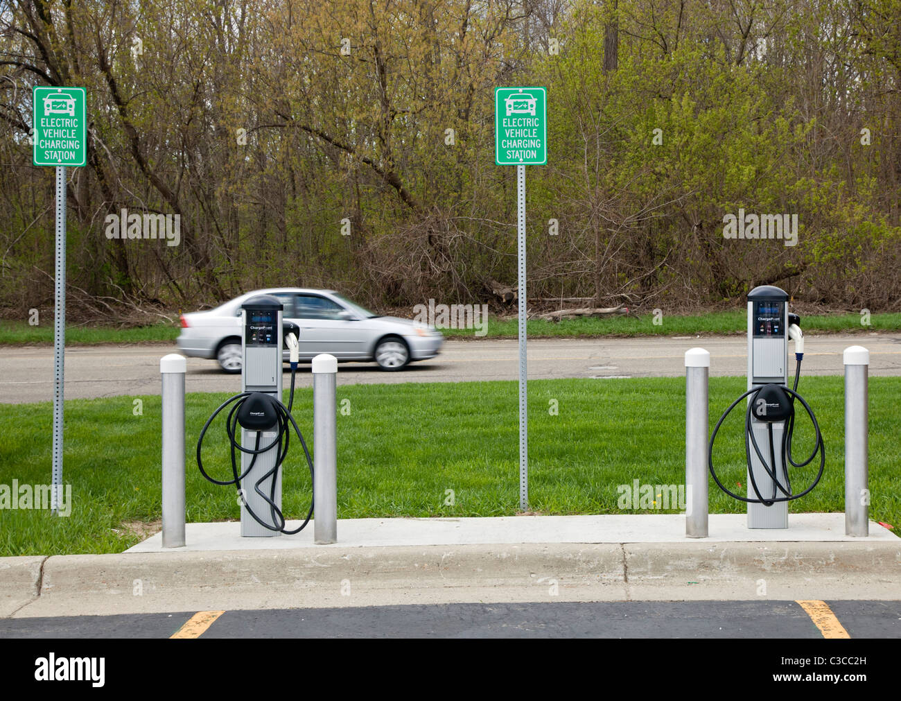 Livonia, Michigan - Une station de recharge de véhicules électriques sur le campus de Schoolcraft College. Banque D'Images