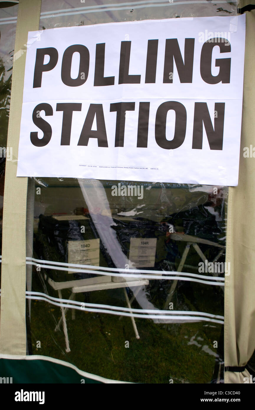 Bureau de scrutin dans le petit village de Suffolk Kenton où le bureau de vote est une caravane Banque D'Images