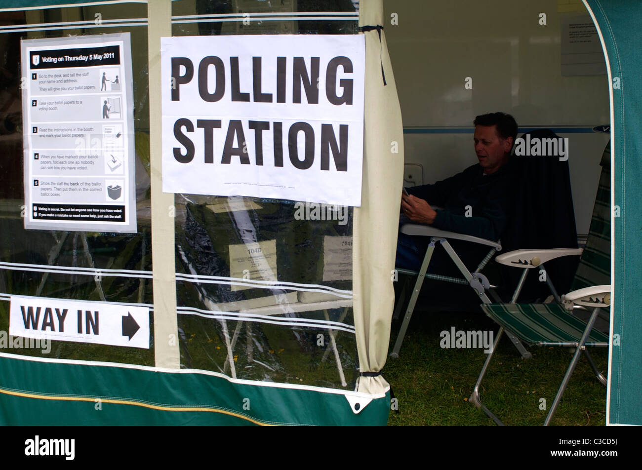 Bureau de scrutin dans le petit village de Suffolk Kenton où le bureau de vote est une caravane Banque D'Images
