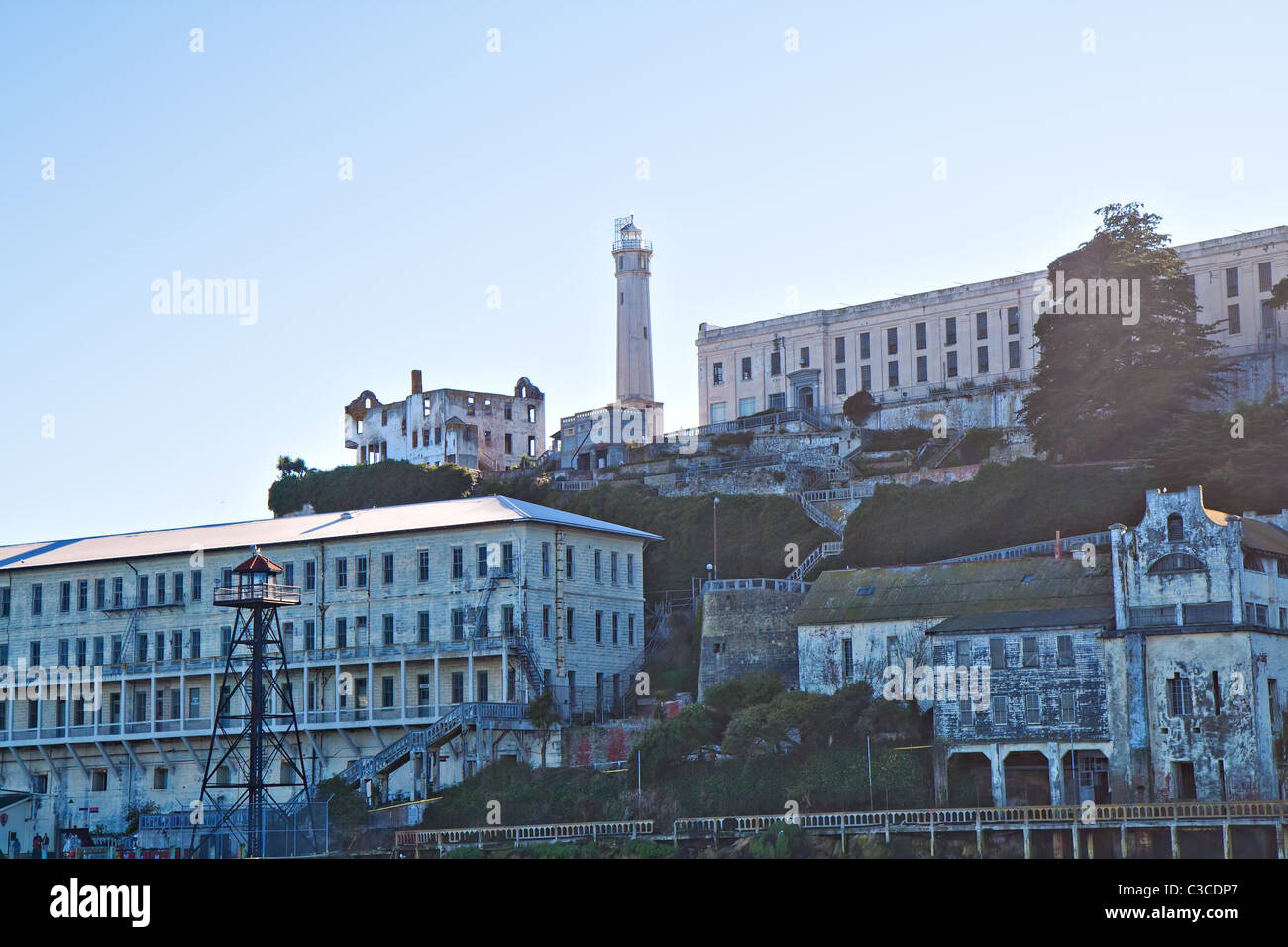 En bois historique délabré des bâtiments abandonnés de l'Île Alcatraz prison Banque D'Images