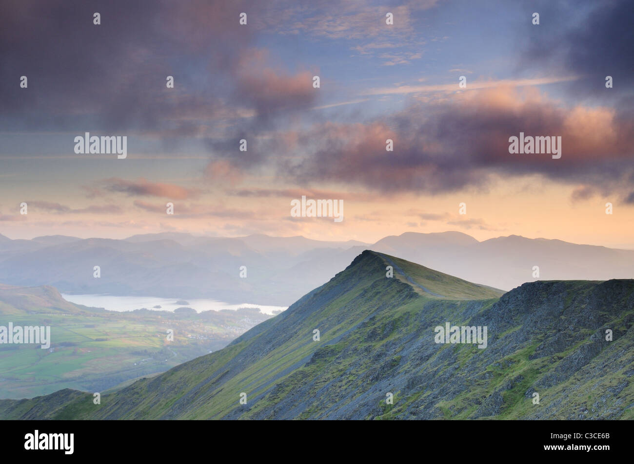 Dramatique crépuscule ciel de Blencathra dans le Lake District Banque D'Images