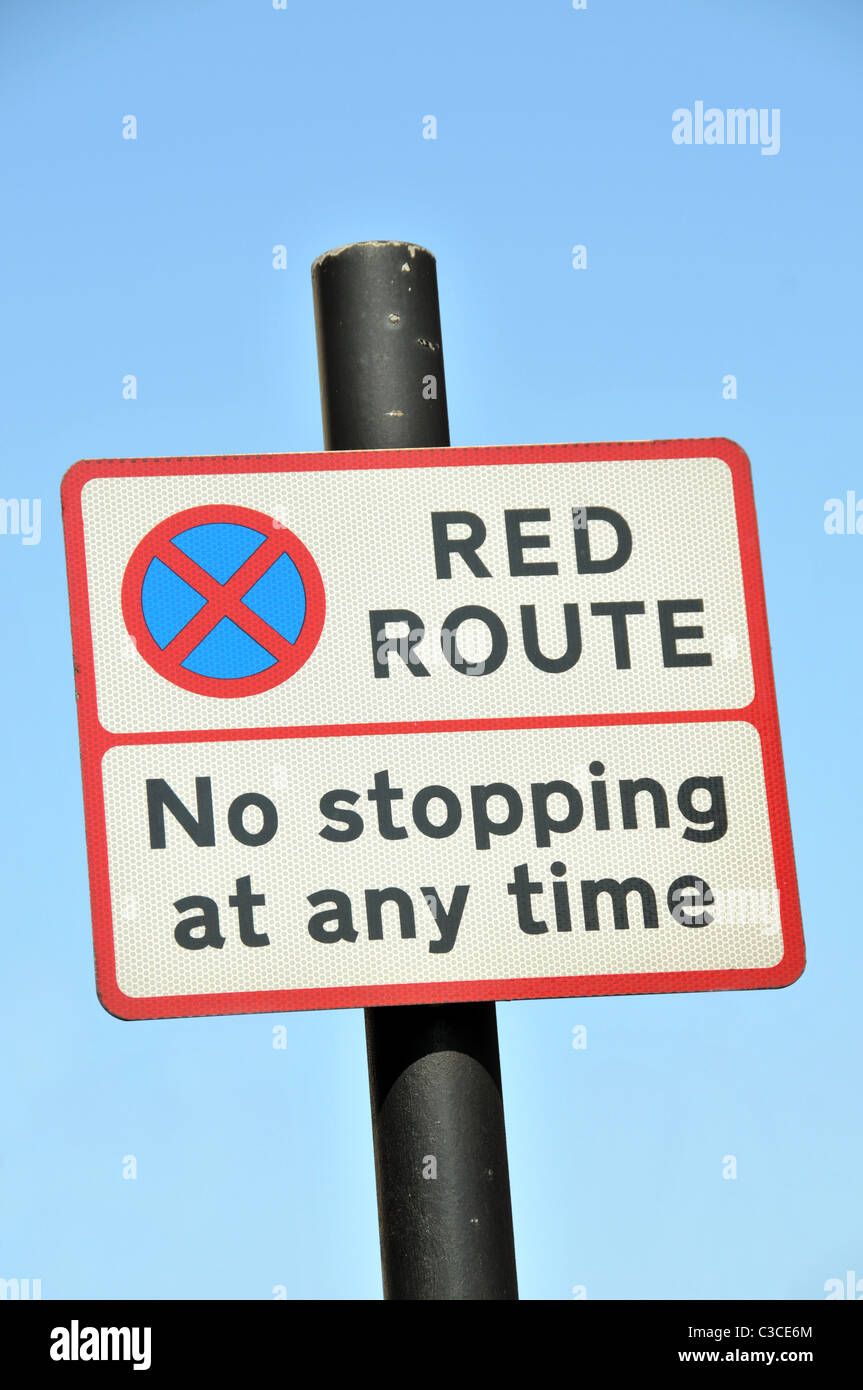 Red Route London restrictions de stationnement signer aucun arrêt à tout moment park Banque D'Images