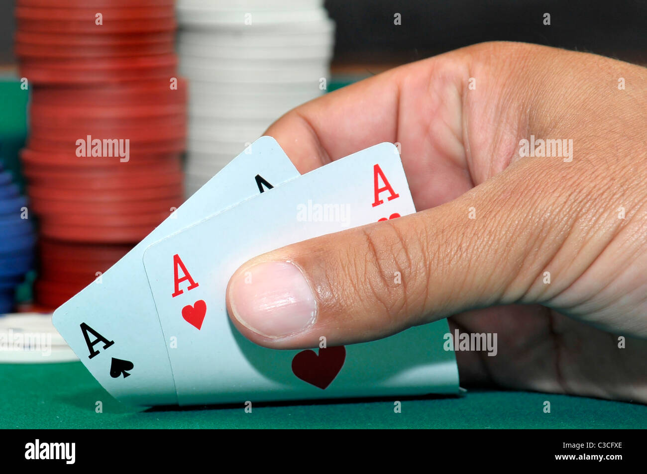 Table de Poker avec la main d'un joueur à l'as Banque D'Images