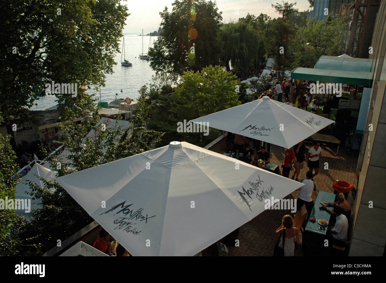 Sous les parasols des fans sur le célèbre Festival de Jazz de Montreux, sur les rives du lac de Genève en Suisse. Banque D'Images