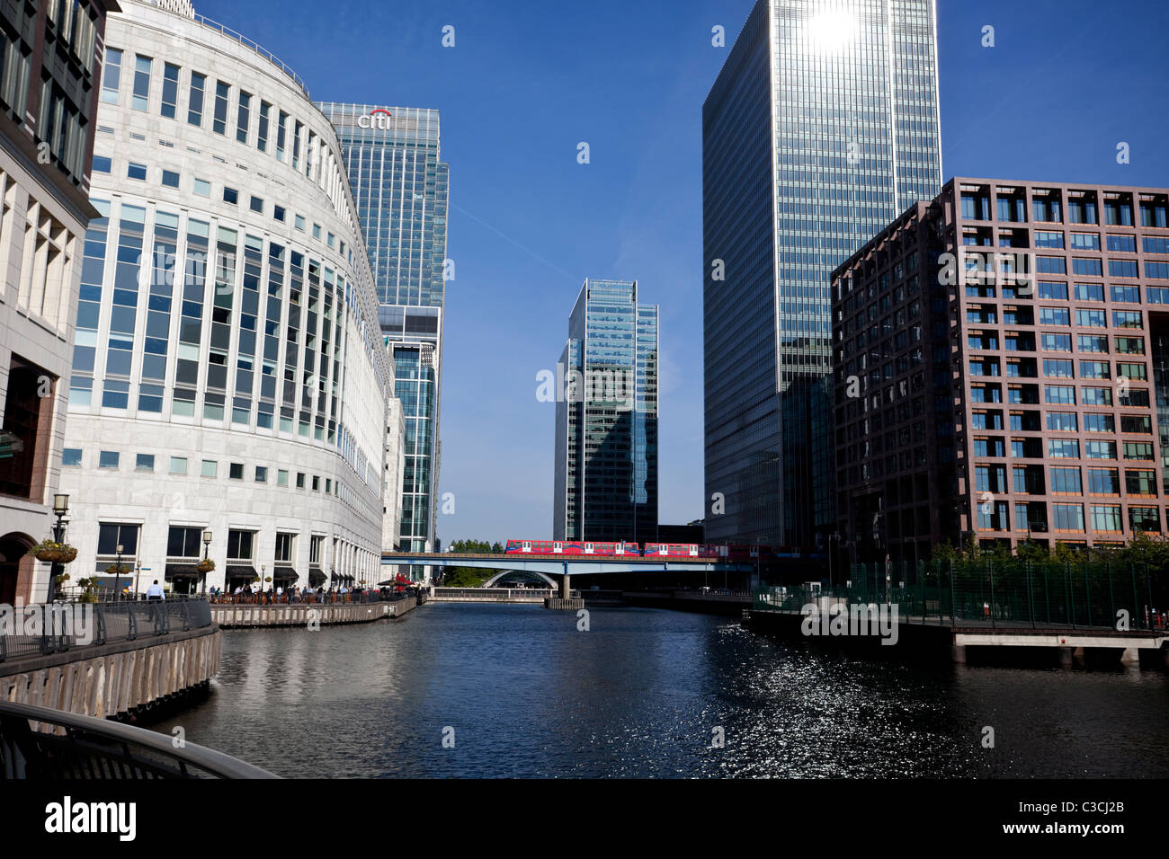 Vue sur Canary Wharf au milieu du quai et bâtiments de bureaux, London, England, UK Banque D'Images