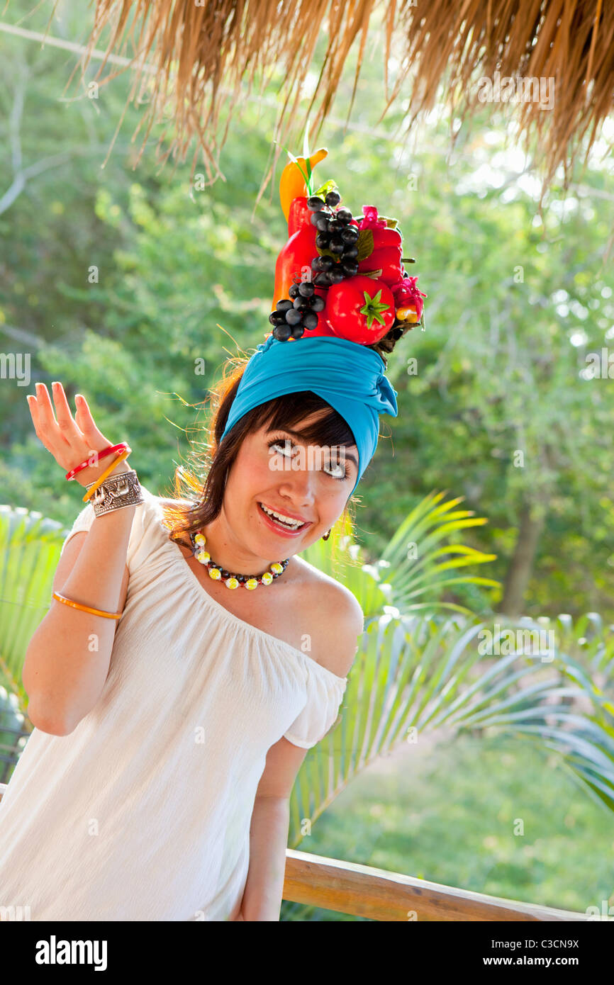 Jeune femme portant chapeau de fruits Banque D'Images