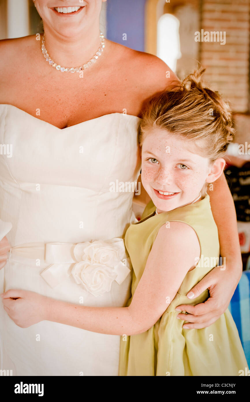 Bride hugging young girl Banque D'Images