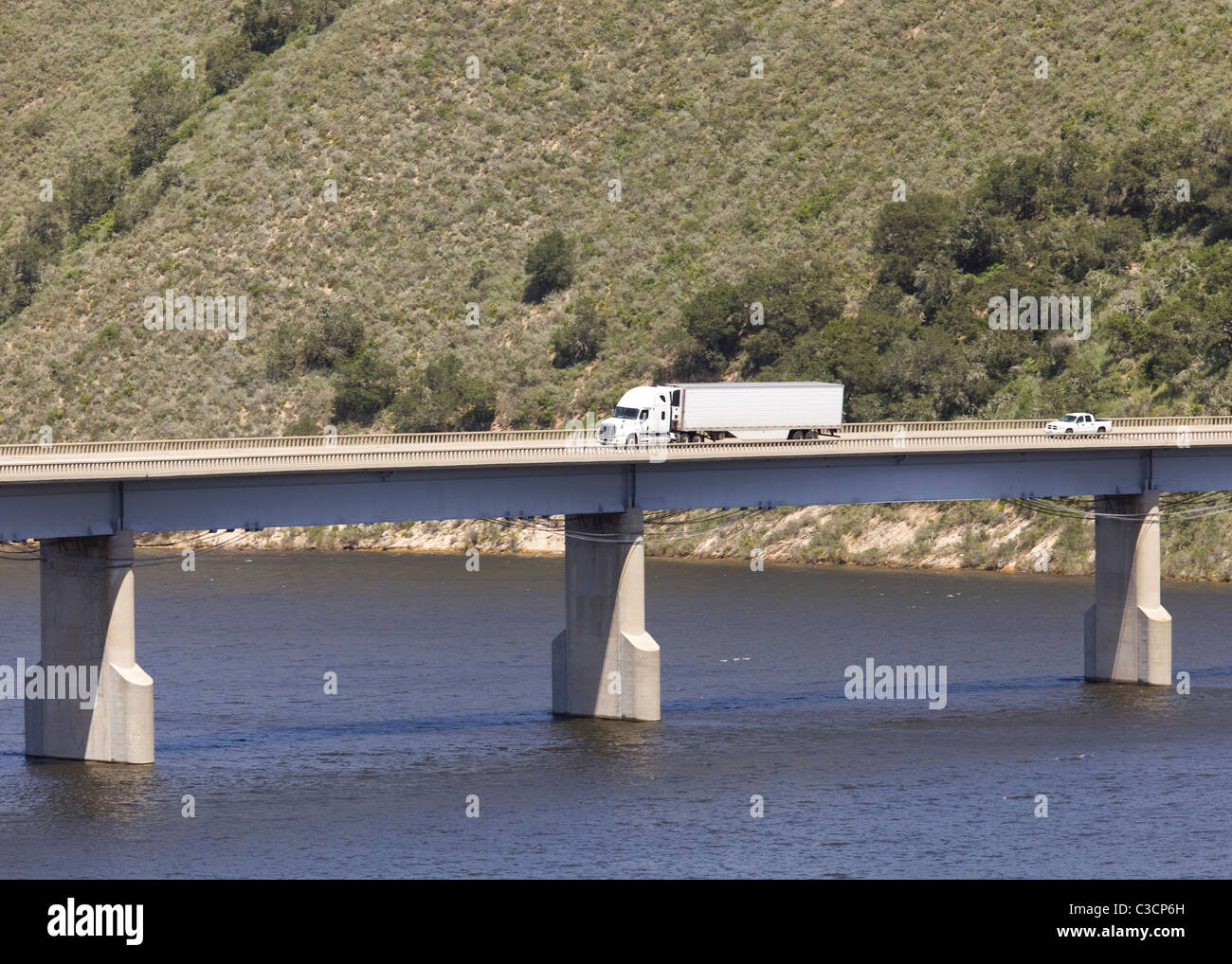 Le tracteur-remorque de traverser un pont sur la rivière Banque D'Images