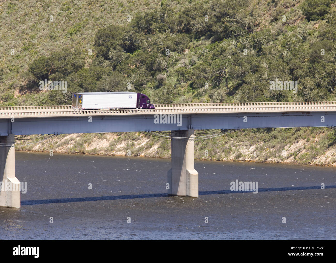 Le tracteur-remorque de traverser un pont sur la rivière Banque D'Images