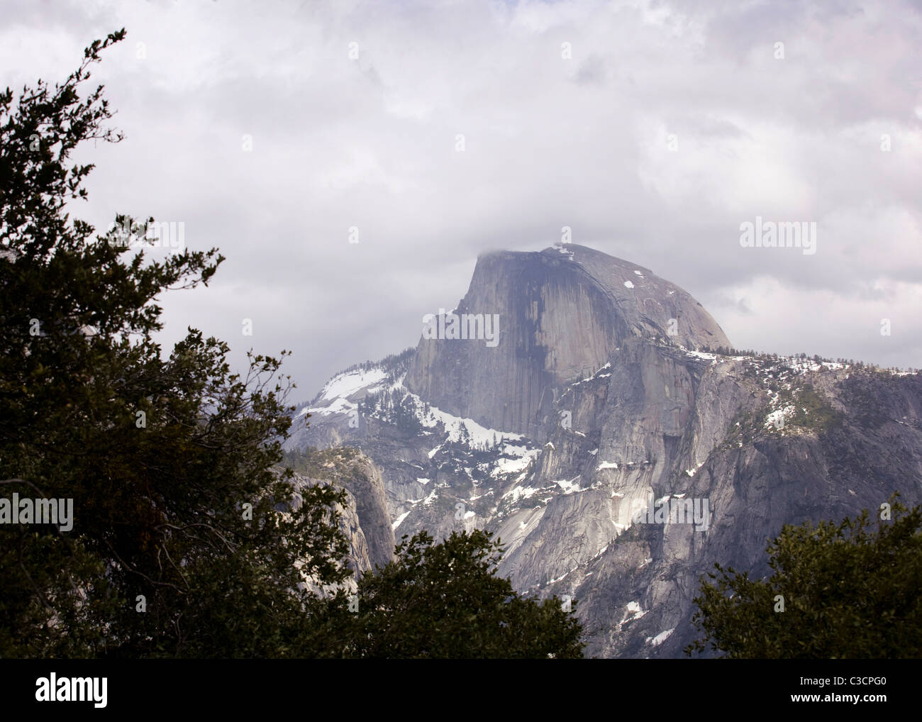 La Yosemite Demi Dôme sous ciel nuageux Banque D'Images