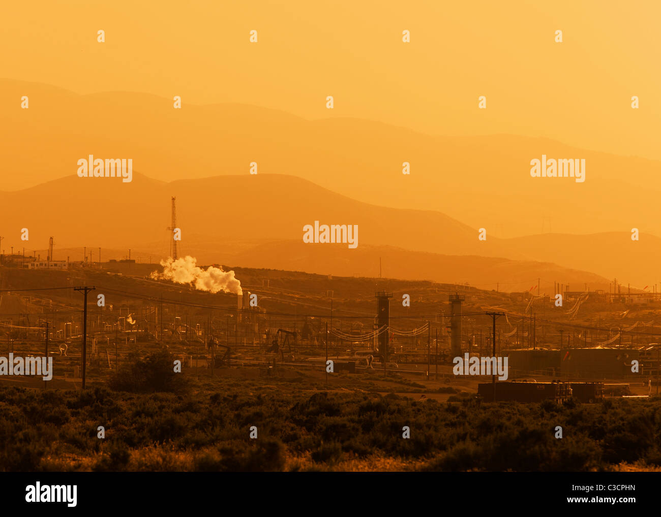 Champ de pétrole Californie sous ciel orange - Kern River Oil Field, Coalinga, California USA Banque D'Images
