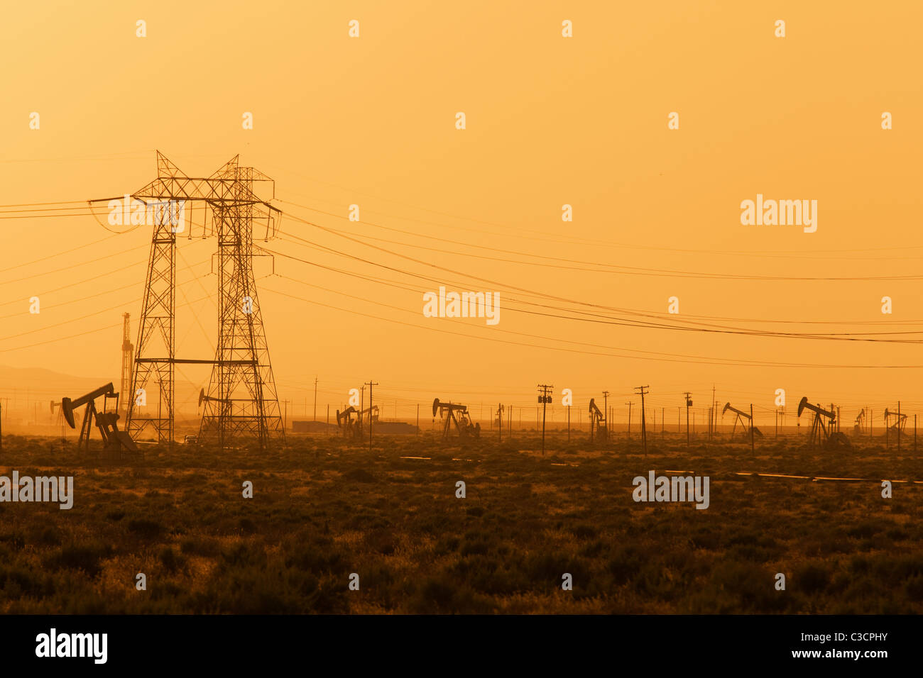 Champ de pétrole Californie sous ciel orange - Kern River Oil Field, Coalinga, California USA Banque D'Images