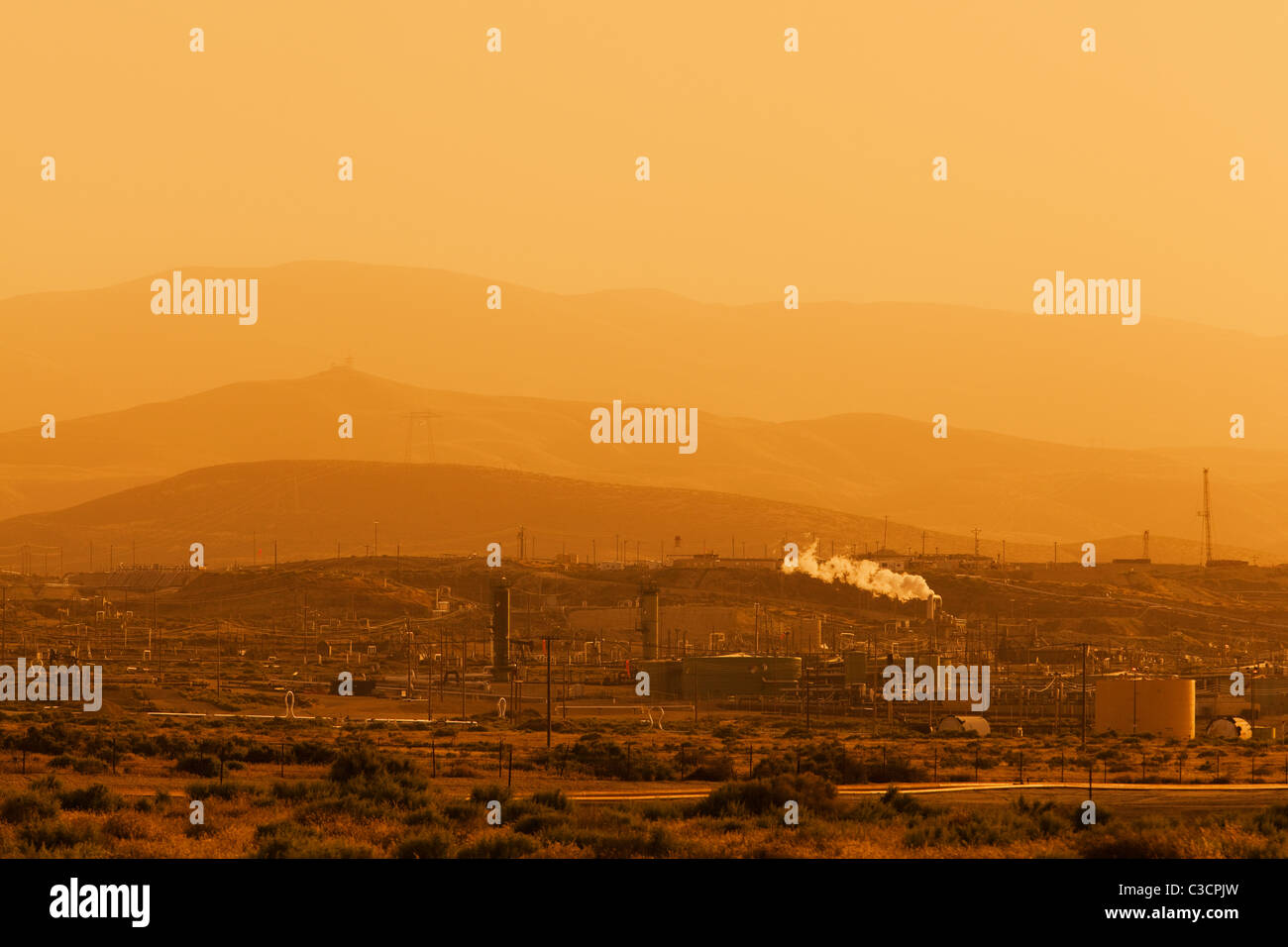 Champ de pétrole Californie sous ciel orange - Kern River Oil Field, Coalinga, California USA Banque D'Images