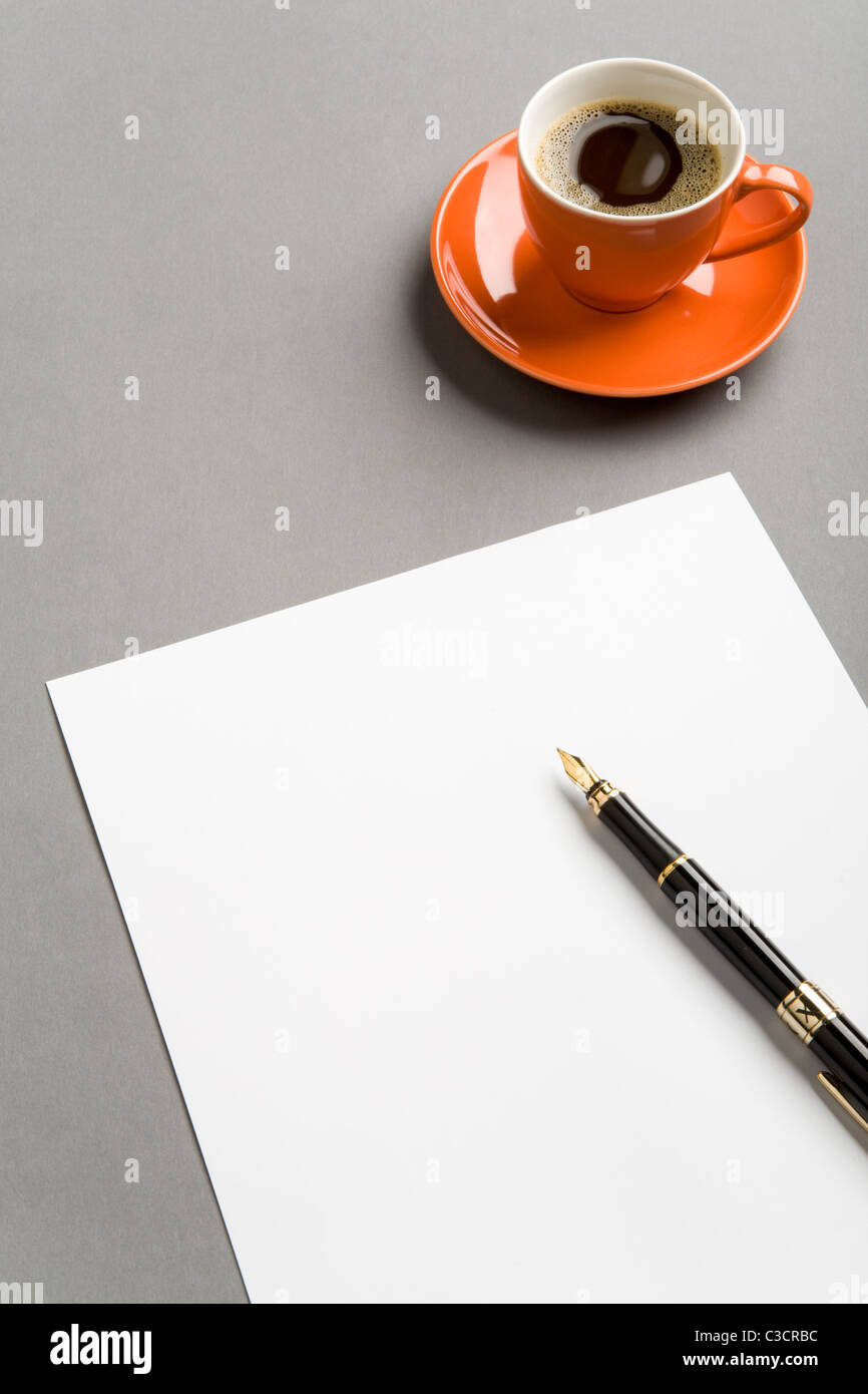 Image de la feuille de papier vierge avec stylo plume rouge et tasse de café près de par Banque D'Images