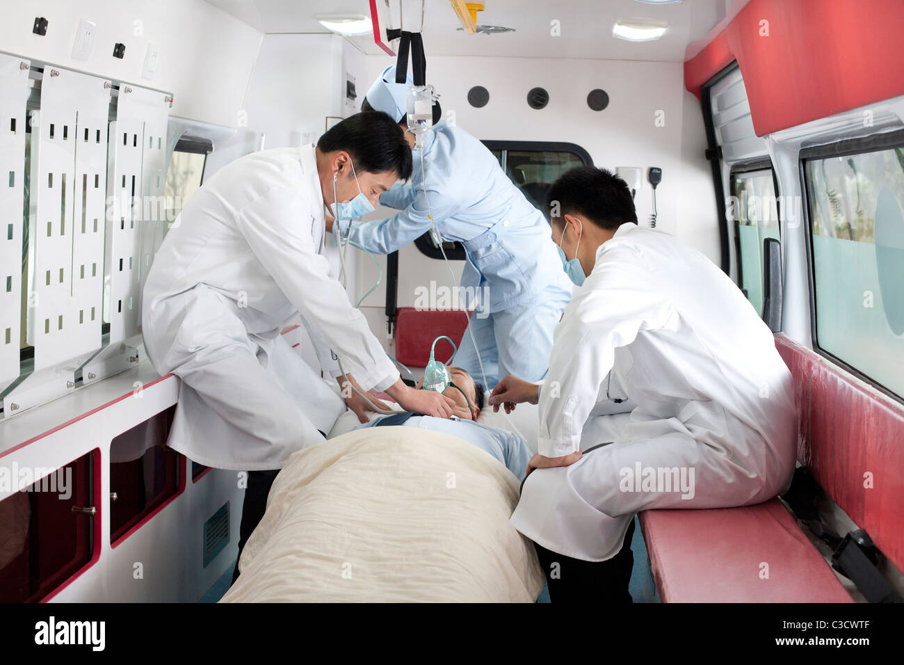 Les médecins de traiter un patient dans une ambulance Banque D'Images
