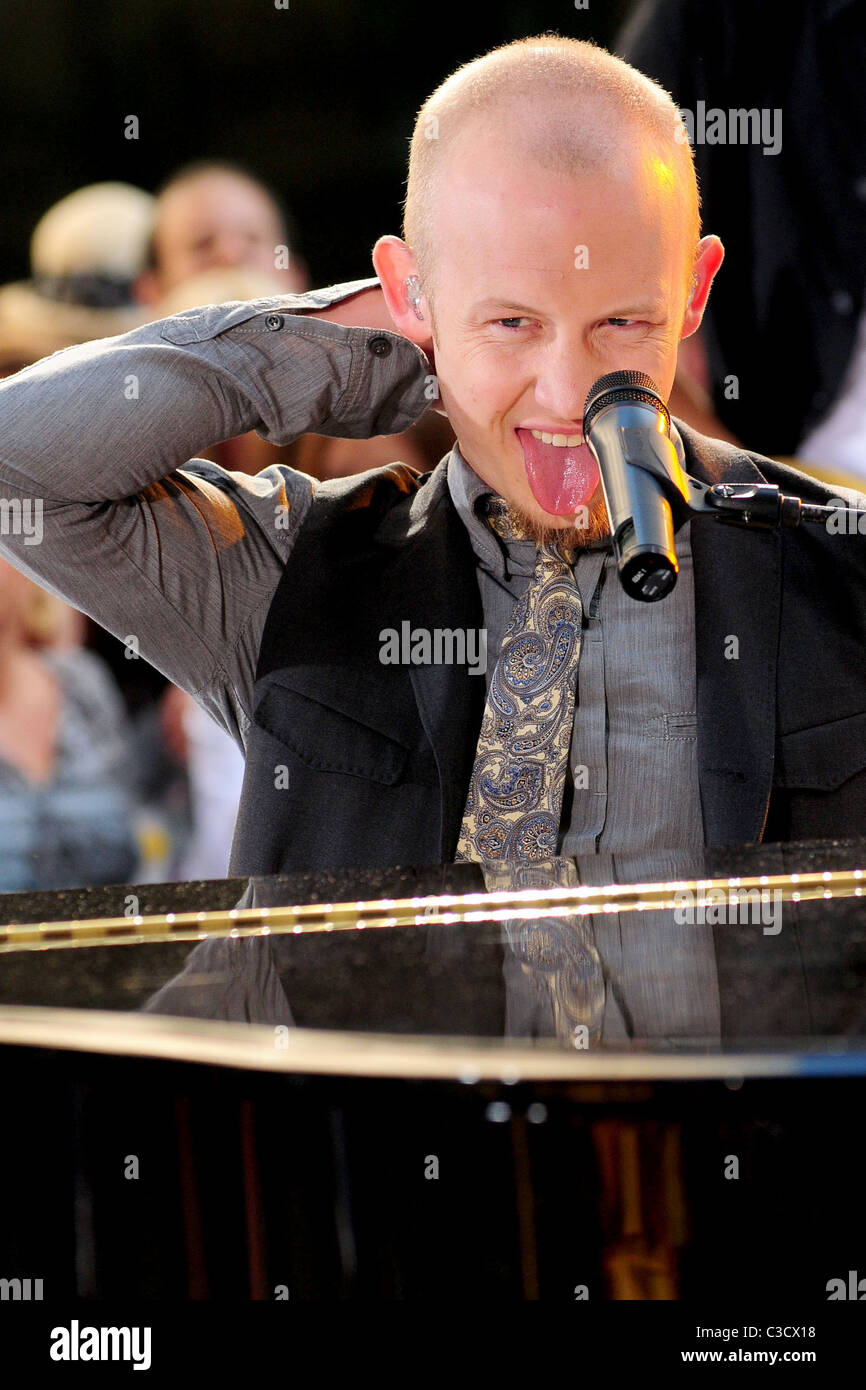 Isaac Slade, de la mêlée en live sur le 'Today Show' de la série de concerts d'été du Rockefeller Plaza New York City, USA - Banque D'Images