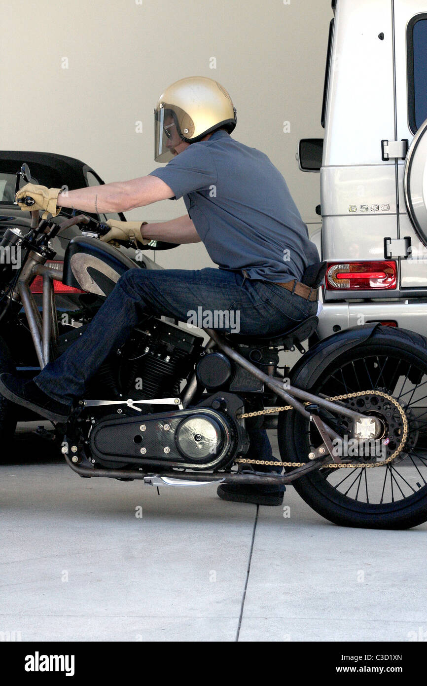 Brad Pitt sur sa moto à l'extérieur d'une résidence à l'ouest d'Hollywood  tout en portant son casque d'or de Los Angeles, Californie Photo Stock -  Alamy