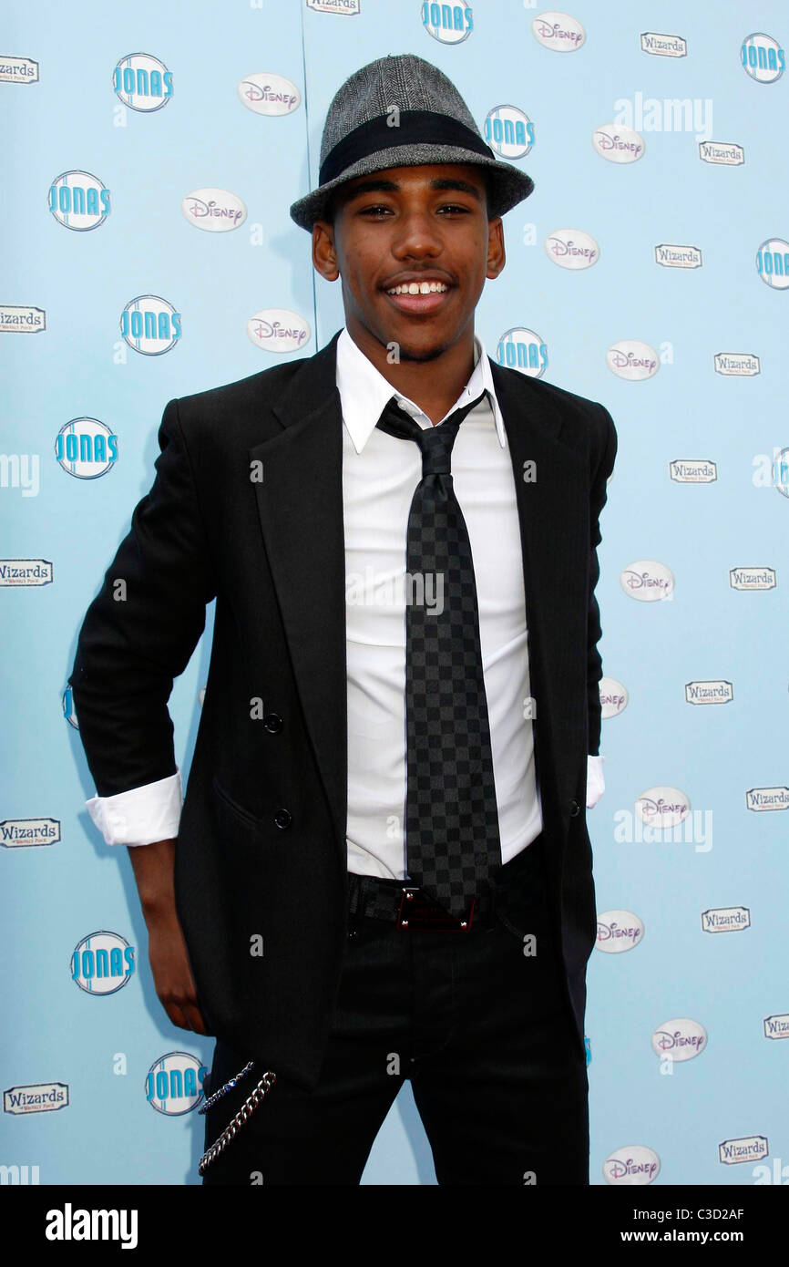 Brandon Mychal Smith Disney Channel S Hit Serie Les Sorciers De Waverly Place Et Jonas Inspire De L Evenement Defile De Los Photo Stock Alamy